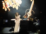Không chỉ đệm đàn, nhạc sĩ Phú Quang còn hát tặng Ngọc Anh trong liveshow “Mùa thu giấu em”