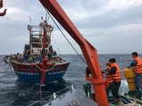 Nghệ An: Lai dắt tàu cá hỏng máy cùng 16 ngư dân vào bờ an toàn