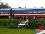 Băng qua đường sắt, ô tô bị tàu hỏa húc văng xuống ruộng