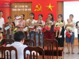 Phú Thọ: Thương hiệu và Pháp luật tặng quà “Trung thu yêu thương” cho các bệnh nhi tại TTYT Tân Sơn