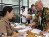 Hà Nội: Gần 100 nghìn hồ sơ xếp hàng làm thẻ xe buýt miễn phí