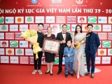 Khánh Thi cùng chồng con mừng anh trai nhận kỷ lục VN