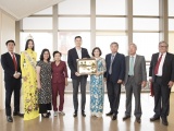 Đại sứ Nhật ngữ Hoa hậu Phương Khánh diện áo dài nền nã thăm chính quyền tỉnh Fukuoka