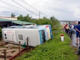 Khánh Hòa: Xe buýt lao vào nhà dân, hàng chục khách thoát chết