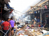 Hà Nội: Chợ Tó cháy lớn, nhiều gian hàng bị thiêu rụi