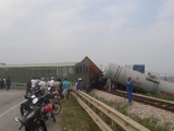 Nghệ An: Tông xe tải vượt đường sắt, tàu chở hàng đứt văng 4 toa