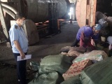 Quảng Ninh: Bắt giữ 1,7 tấn chả mực, xúc xích nhập lậu