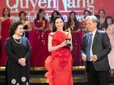 Diễn viên Mai Thanh Hà quyến rũ nhận cúp Phụ nữ quyền năng
