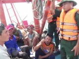 Quảng Bình: 6 ngư dân bị chìm tàu trên biển được đưa vào bờ an toàn
