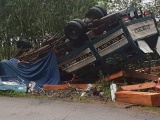 Quảng Ngãi: Xe tải chở gỗ bị lật, hai vợ chồng tử vong trong cabin