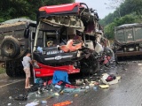 Tuyên Quang: Xe giường nằm vỡ nát sau cú tông trực diện ôtô tải
