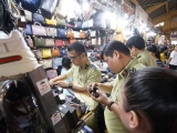 Thu giữ hàng ngàn sản phẩm nhái 'hàng hiệu' tại chợ Bến Thành và Sài Gòn Square