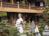 Hoa hậu Dương Yến Nhung vãn cảnh chùa, giới thiệu vẻ đẹp văn hóa Việt đến bạn bè năm châu