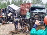 Nghệ An: 2 xe tải đâm nhau kinh hoàng, 3 tài xế bị thương nặng