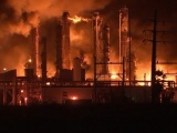 Mỹ: Hàng ngàn người sơ tán vì cháy nhà máy hóa dầu ở Texas