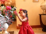 Vũ Cẩm Nhung cùng gia đình nhỏ của cô tổ chức sinh nhật cho con gái Vi Anh tròn 2 tuổi