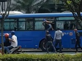 Nhóm thanh niên cầm hung khí đập phá xe buýt ở TP.HCM