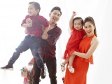 Khánh Thi – Phan Hiển cùng hai con chụp ảnh Giáng sinh