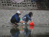 Ngày lễ ông Công ông Táo: Túi nilon chất đống ven hồ ở Hà Nội