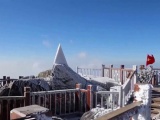 Hàng nghìn du khách mãn nhãn với băng tuyết phủ trắng đỉnh Fansipan