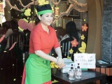 Phi Nhung, Hồ Văn Cường, Tuyết Nhung phát khẩu trang lì xì cho khách tại nhà hàng