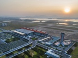 Chuyến bay chở 240 chuyên gia Hàn Quốc hạ cánh xuống sân bay Vân Đồn