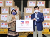 Vua hàng hiệu Johnathan Hạnh Nguyễn  thuê  chuyên cơ Việt Nam Airlines chở trang thiết bị y tế tặng Philippines chống dịch Covid-19