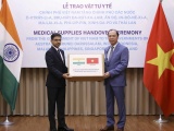 Việt Nam trao tặng vật tư y tế cho 8 quốc gia