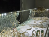 TPHCM: Người dân vây bắt đối tượng cướp tiệm vàng
