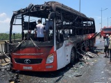 Gần 20 người thoát chết khi xe khách bốc cháy dữ dội 