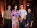 Bố mẹ và hôn phu chúc mừng Ngọc Hân giới thiệu BST áo dài tại Văn Miếu