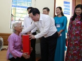 Bí thư Thành ủy Vương Đình Huệ tặng quà tri ân người có công