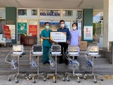 Doanh nhân Johnathan Hạnh Nguyễn trao 10 máy theo dõi bệnh nhân cho 2 BV ở Đà Nẵng