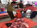 Hà Giang: Tiêu hủy lô hàng thịt lợn bốc mùi được bày bán công khai