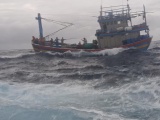 Cứu hộ kịp thời tàu cá và 13 ngư dân gặp nạn trên biển