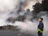 Hà Nội: Cháy lớn tại bãi phế liệu dưới chân cầu Thanh Trì