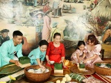 Vợ chồng Khánh Thi dạy hai con gói bánh chưng trong MV ngày xuân