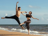 Vợ chồng Khánh Thi khiêu vũ say đắm trên bờ biển