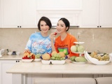 'Nữ MC không tuổi' Thanh Mai vào bếp cùng bạn thân Giáng My  