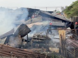 Xưởng gỗ ven Sài Gòn cháy rụi sau khi “bà hỏa” ghé thăm