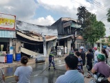 TPHCM: Cửa hàng bán sơn bất ngờ bốc cháy dữ dội