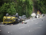 Bình Định: Ô tô lật ngửa sau cú tông vào vách núi