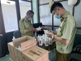 Hà Nội: Tạm giữ 15 thùng nước sát khuẩn nghi giả mạo trong chợ thuốc 