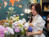 Hoa hậu Đỗ Mỹ Linh, Ngọc Hân thích thú trổ tài cắm hoa 