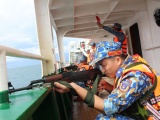 Cảnh sát biển trao cờ Tổ quốc và huấn luyện bắn súng pháo trên biển