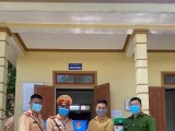 Nghệ An: Tổ tuần tra CSGT nhặt được ví tiền tìm người trả lại