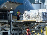 Chuyến bay chở hơn 6 tấn thiết bị y tế từ Mỹ đã về đến Việt Nam