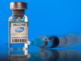 Mỹ cấp phép tiêm vaccine Pfizer mũi thứ 3 cho người lớn tuổi