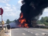 Quảng Trị: Xe tải tông dải phân cách, bốc cháy dữ dội trên Quốc lộ 1A