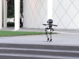 Độc đáo robot biết bay, đi thăng bằng trên dây